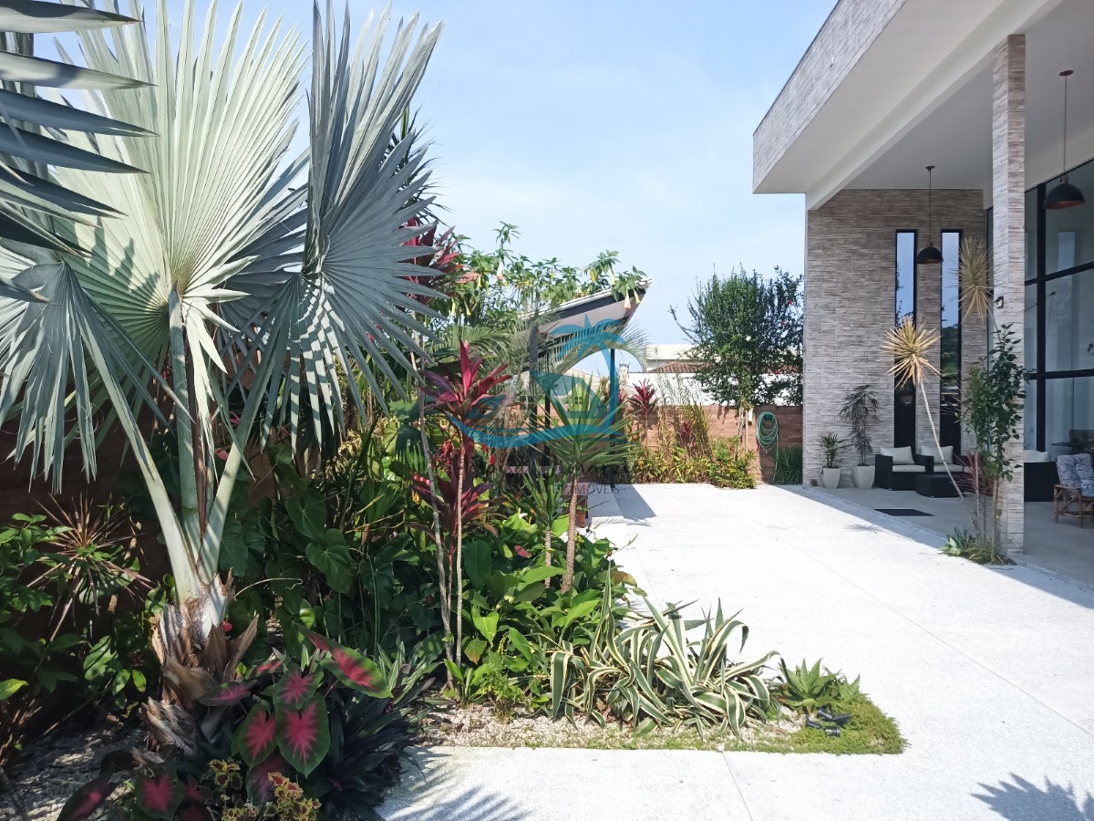 Casa de Alto Padrão a Venda com 4 Dormitórios, 360m² de Área Construída - Jardim Carolina em Ubatuba